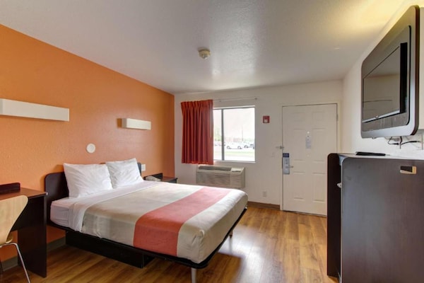 Foto van 1 tweepersoonsbed (queensize) | Rookoven, koelkast - BedRoom