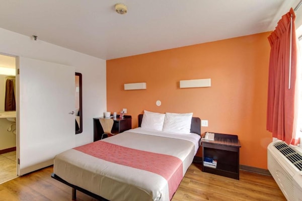 Foto van 1 tweepersoonsbed (queensize) | Rookoven, koelkast - BedRoom