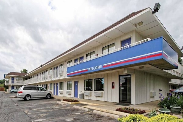 Foto van 1 Queensize bed|Mobil Acc|RI Shwr|Smk|Micfridg - Vakantiehuis in Amherst - ExteriorSummer
