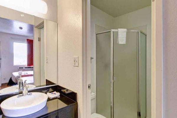 Foto van 1 Queensize bed|Mobil Acc|RI Shwr|Smk|Micfridg - Vakantiehuis in Amherst - BathRoom