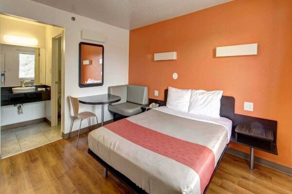 Foto van 1 Queensize bed|Mobil Acc|RI Shwr|Smk|Micfridg - Vakantiehuis in Amherst - BedRoom