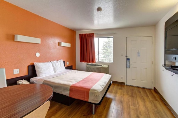 Foto van 1 queensize bed|Mob Acc|RI Shwr|Nsmk|Micfridg - Vakantiehuis in Amherst - BedRoom