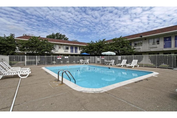 Foto van 1 queensize bed|Mob Acc|RI Shwr|Nsmk|Micfridg - Vakantiehuis in Amherst - PoolOfHouse