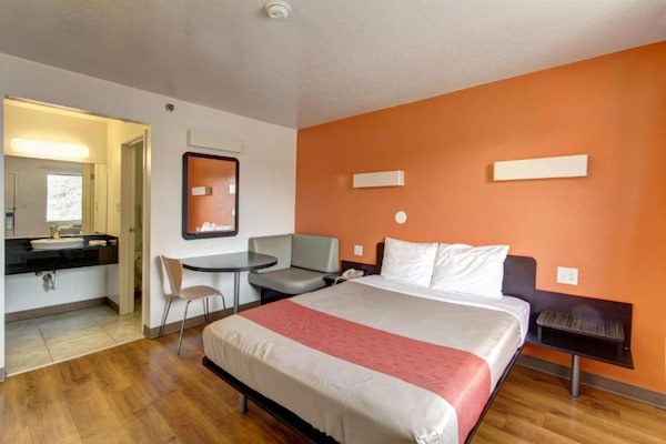 Foto van 1 queensize bed|Mob Acc|RI Shwr|Nsmk|Micfridg - Vakantiehuis in Amherst - BedRoom