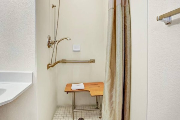 Foto van 1 tweepersoonsbed | Douche (conform ADA/RI-richtlijnen) - BathRoom