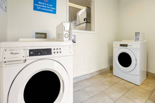 Foto van 1 tweepersoonsbed | Douche (conform ADA/RI-richtlijnen) - Facilities