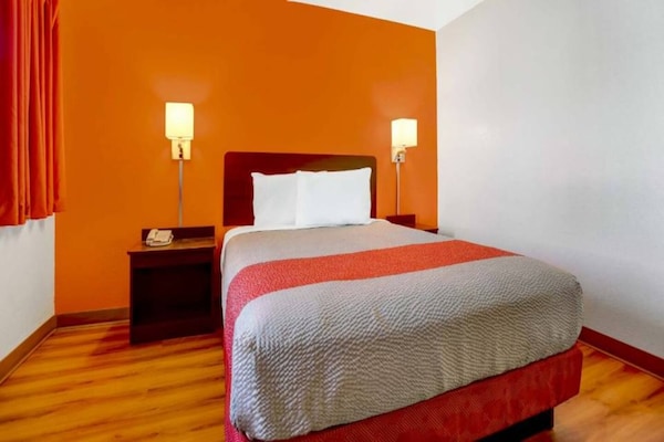 Foto van 1 tweepersoonsbed | Douche (conform ADA/RI-richtlijnen) - BedRoom
