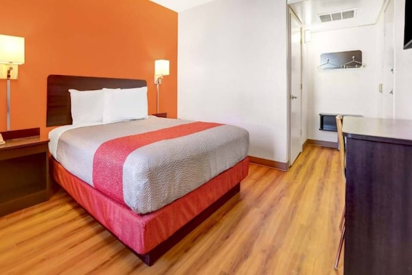 Foto van 1 tweepersoonsbed | Douche (conform ADA/RI-richtlijnen) - BedRoom