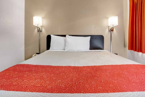 Foto van 1 tweepersoonsbed | Douche (conform ADA/RI-richtlijnen) - BedRoom
