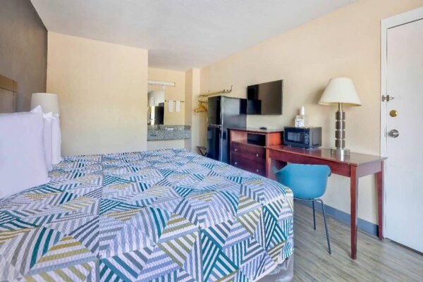 Foto van 1 tweepersoonsbed (queensize) | Niet-roken, koelkast (Micfridge) - BedRoom