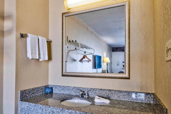 Foto van 1 kingsize bed | Rookvrij, koelkast - Vakantiehuis in Effingham - BathRoom