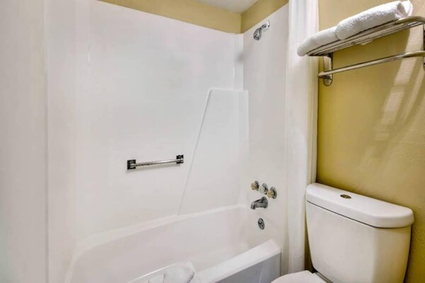 Foto van 1 kingsize bed | Rookvrij, koelkast - Vakantiehuis in Effingham - BathRoom