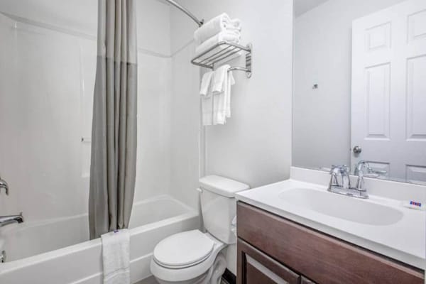 Foto van 1 tweepersoonsbed (queensize) | Magnetron (koelkast), rookvrij - BathRoom