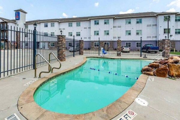 Foto van 1 tweepersoonsbed (queensize) | Rookvrij, Keuken - Vakantiehuis in Orange - Pool