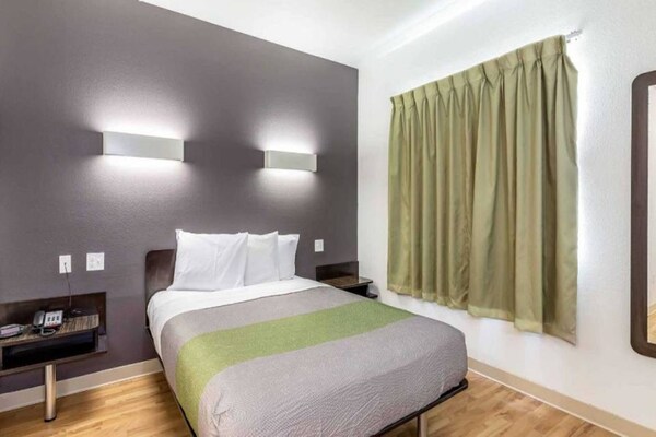Foto van 1 tweepersoonsbed (queensize) | Rookvrij, Keuken - Vakantiehuis in Orange - BedRoom