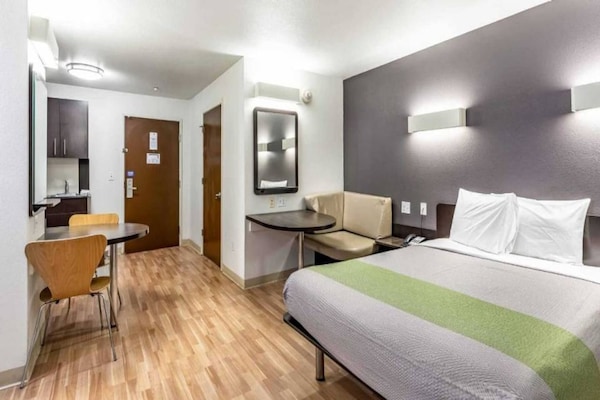 Foto van 1 tweepersoonsbed (queensize) | Rookvrij, Keuken - Vakantiehuis in Orange - BedRoom