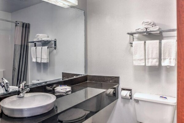 Foto van 1 tweepersoonsbed | Suite, Smk, Slaapbank - Vakantiehuis in Dallas - BathRoom