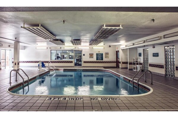 Foto van 1 tweepersoonsbed | Suite, Smk, Slaapbank - Vakantiehuis in Dallas - PoolOfHouse