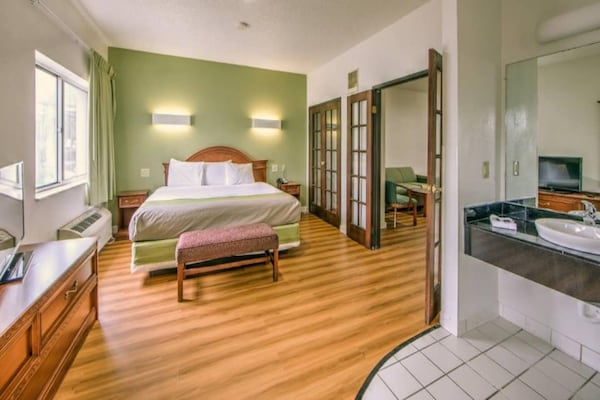 Foto van 1 tweepersoonsbed | Suite, Smk, Slaapbank - Vakantiehuis in Dallas - BedRoom