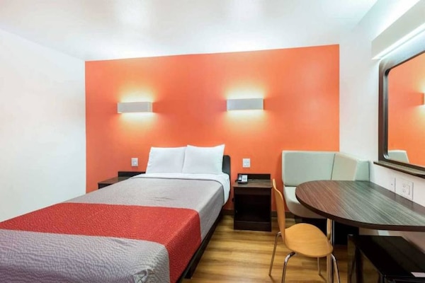 Foto van 1 tweepersoonsbed (queensize)|Rookvrij| Koelkast - Vakantiehuis in Fort Worth - BedRoom