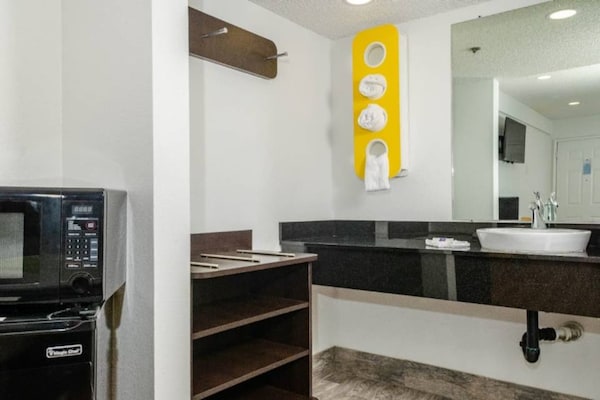 Foto van Queensize bed | Mobiele accessoires | Badkuip | NSMK - Facilities