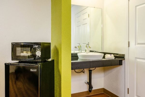 Foto van Queensize bed | Mobiele accessoires | Badkuip | NSMK - Facilities