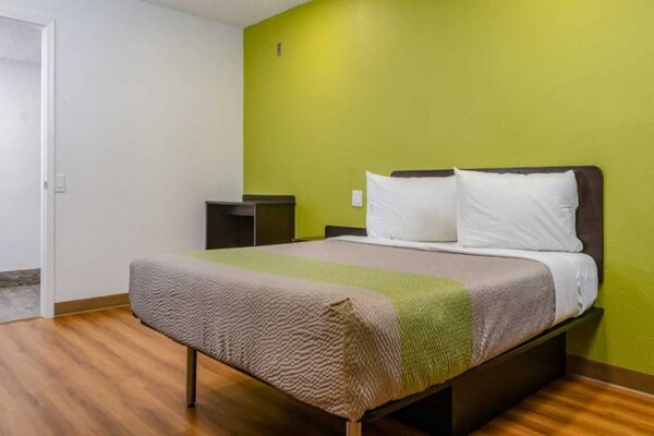 Foto van Queensize bed | Mobiele accessoires | Badkuip | NSMK - BedRoom