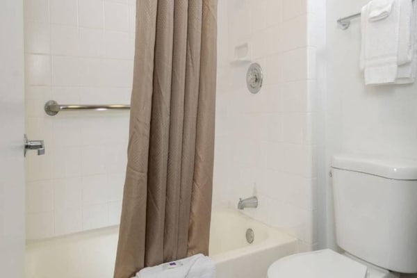 Foto van Queensize bed | Mobiele accessoires | Badkuip | NSMK - BedRoom