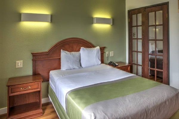 Foto van 1 kingsize bed | Suite, NSMK | Slaapbank - Vakantiehuis in Dallas - BedRoom