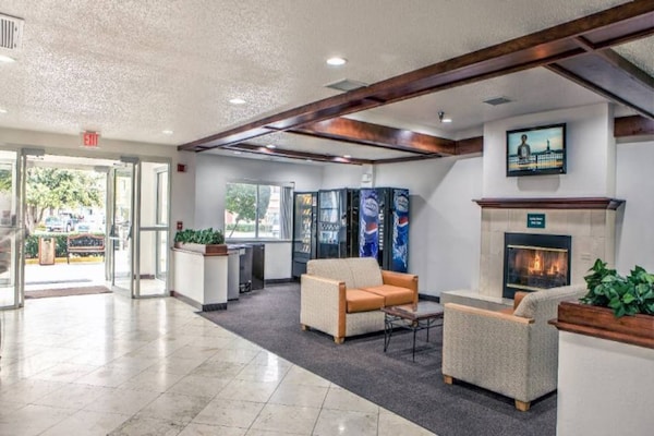 Foto van 1 kingsize bed | Suite, NSMK | Slaapbank - Vakantiehuis in Dallas - FloorPlan