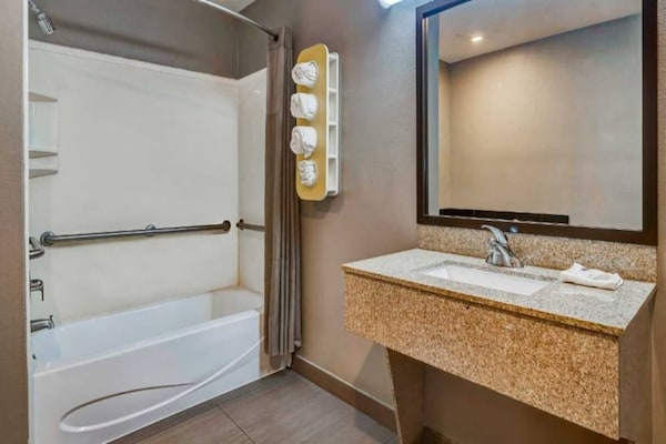 Foto van 1 kingsize bed | Suite, rookvrij, bubbelbad - Vakantiehuis in Balch Springs - BathRoom