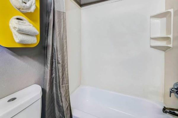 Foto van 1 kingsize bed | Suite, rookvrij, bubbelbad - Vakantiehuis in Balch Springs - BathRoom