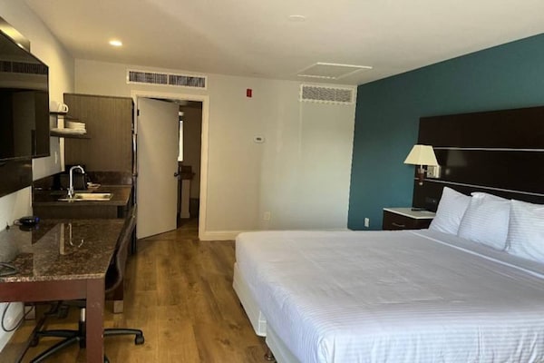 Foto van 1 kingsize bed | Mobiele toegang | Douche | Keuken - Facilities