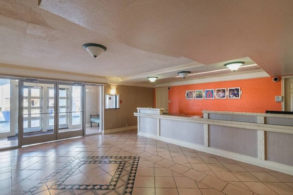 Foto van 1 kingsize bed | Rookvrije suite - Vakantiehuis in Grand Prairie - ExteriorSummer