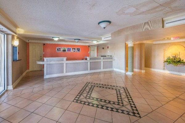 Foto van 1 kingsize bed | Rookvrije suite - Vakantiehuis in Grand Prairie - ExteriorSummer