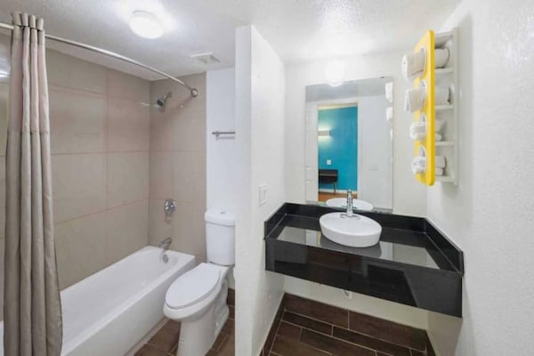 Foto van 1 kingsize bed | Rookvrije suite - Vakantiehuis in Grand Prairie - BathRoom