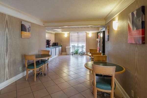 Foto van 1 kingsize bed | Rookvrije suite - Vakantiehuis in Grand Prairie - Facilities
