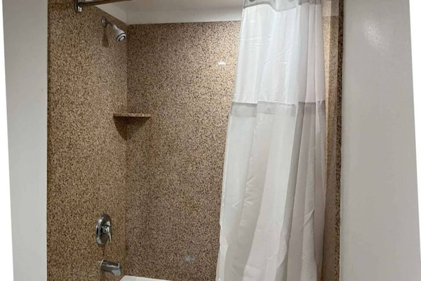 Foto van 1 kingsize bed | Rookvrij, Keuken - Vakantiehuis in Vallejo - BathRoom