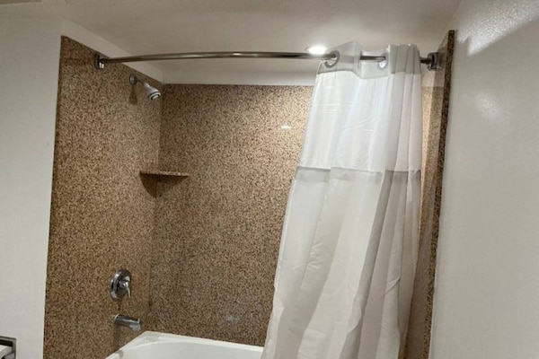 Foto van 1 kingsize bed | Rookvrij, Keuken - Vakantiehuis in Vallejo - Facilities