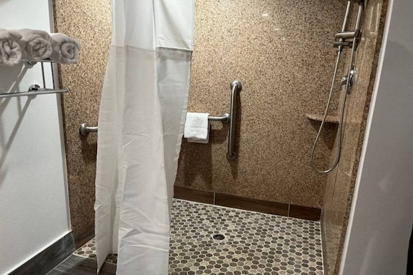 Foto van 1 kingsize bed | Rookvrij, Keuken - Vakantiehuis in Vallejo - Facilities