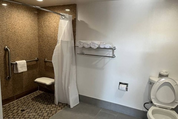 Foto van 1 kingsize bed | Rookvrij, Keuken - Vakantiehuis in Vallejo - Facilities