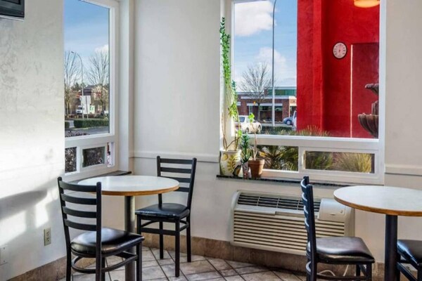 Foto van 1 tweepersoonsbed (queensize) | Toegankelijk voor mindervaliden | NSMK | Keuken - Facilities