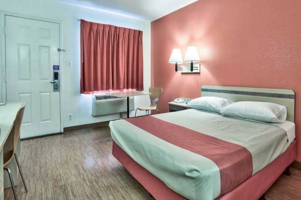 Foto van 1 tweepersoonsbed | Toegankelijk voor mindervaliden / Badkuip / Magnetron - BedRoom