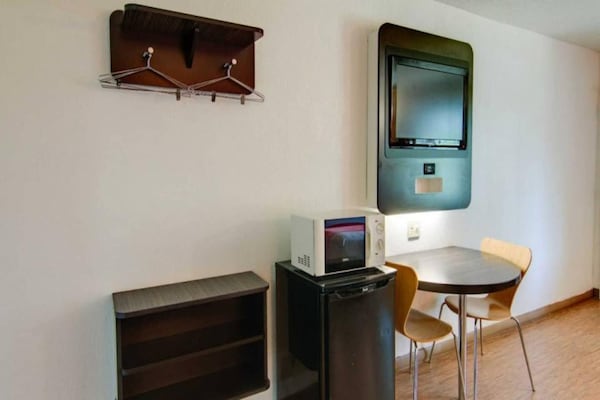Foto van 1 kingsize bed | Mobiel bad, NSMK - Vakantiehuis in MOUNT PLEASANT - Facilities