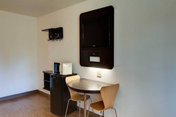 Foto van 1 kingsize bed | Mobiel bad, NSMK - Vakantiehuis in MOUNT PLEASANT - Facilities