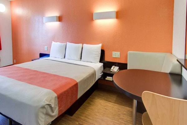 Foto van 1 kingsize bed | Mobiel bad, NSMK - Vakantiehuis in MOUNT PLEASANT - BedRoom