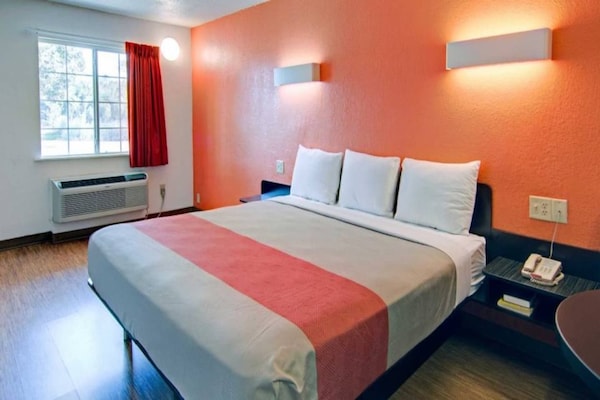 Foto van 1 kingsize bed | Mobiel bad, NSMK - Vakantiehuis in MOUNT PLEASANT - BedRoom