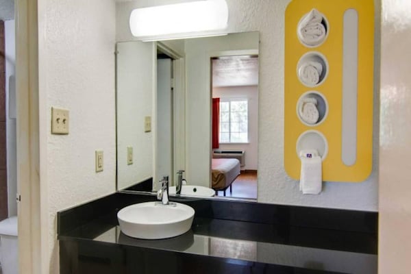Foto van 1 kingsize bed | Mobiel bad, NSMK - Vakantiehuis in MOUNT PLEASANT - BathRoom