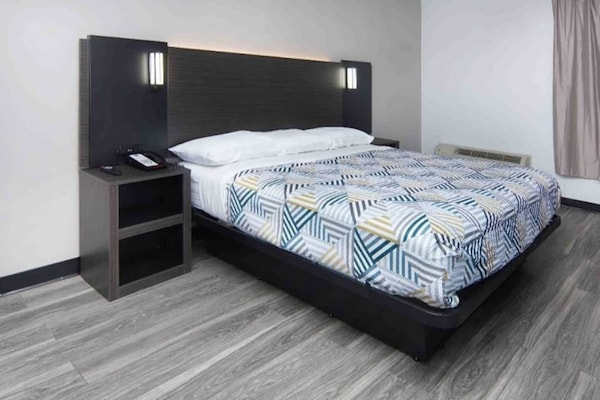 Foto van 1 kingsize bed | Rookvrij - Vakantiehuis in Fort Worth TX - BedRoom