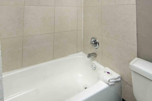 Foto van 1 kingsize bed | Rookvrij - Vakantiehuis in Fort Worth TX - BathRoom